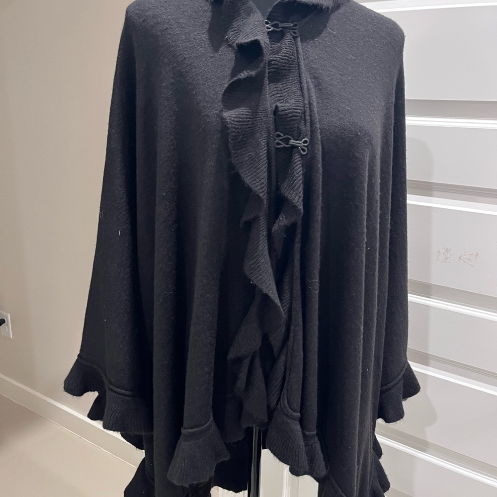 Black Ruffled Cape - Picture 9 of 11